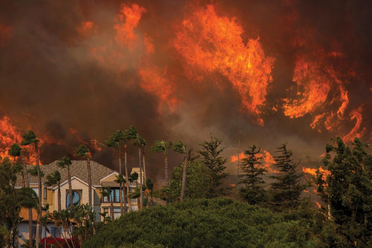 The Woolsey Fire approaches homes on November 9, 2018 in Malibu, California. About 75,000 homes have been evacuated in Los Angeles and Ventura counties due to two fires in the region © David McNew/Getty Images