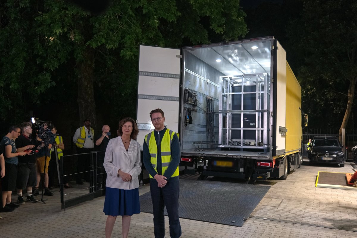 British Museum director Nicholas Cullinan and French ambassador Hélène Tréheux-Duchêne in front of the lorry carrying the heavily protected tapestry
© Trustees of the British Museum
