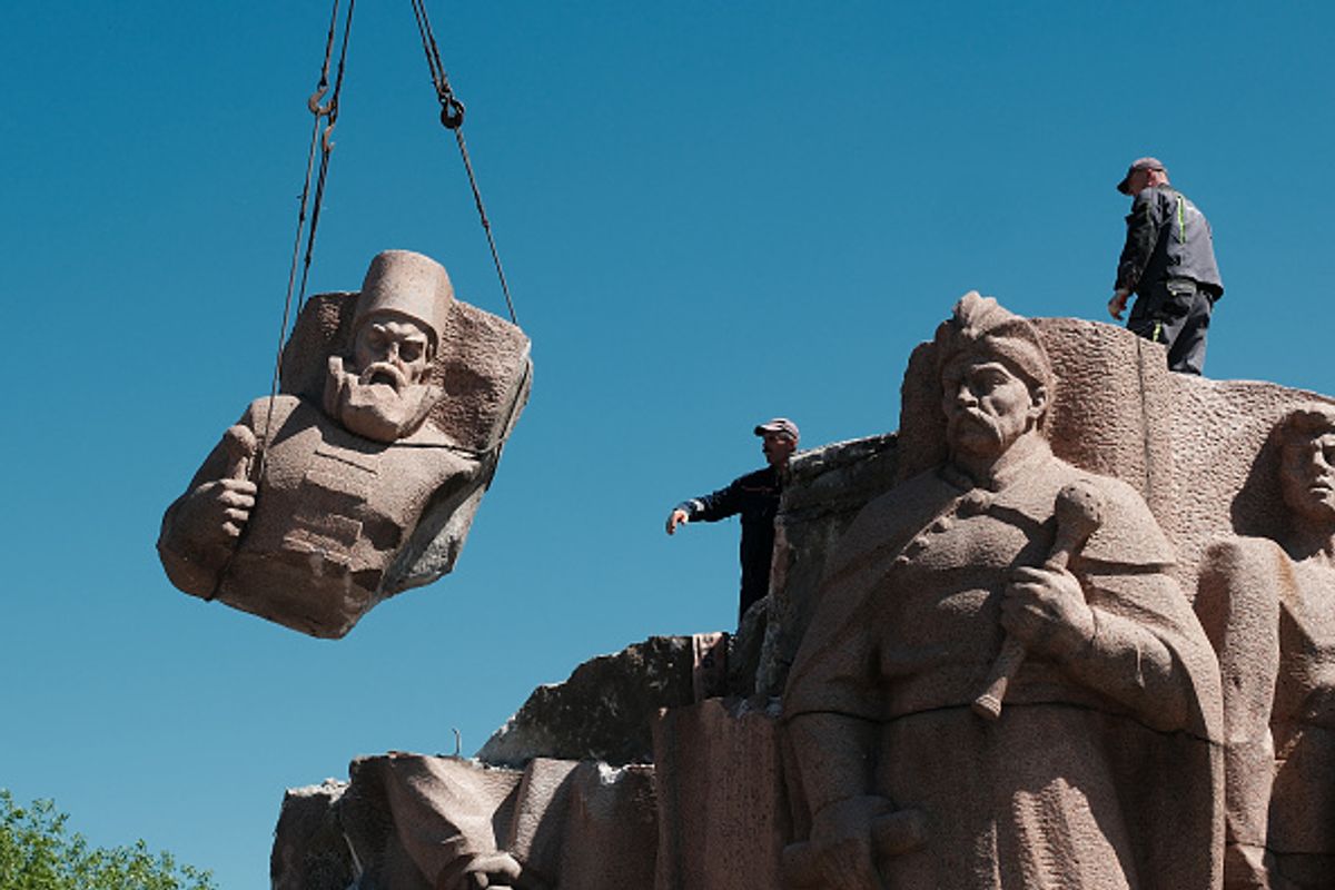 The monument dedicated to the Pereyaslav Rada started being dismantled in Kyiv on 30 April Photo: © Vitalii Nosach/Global Images Ukraine via Getty Images
