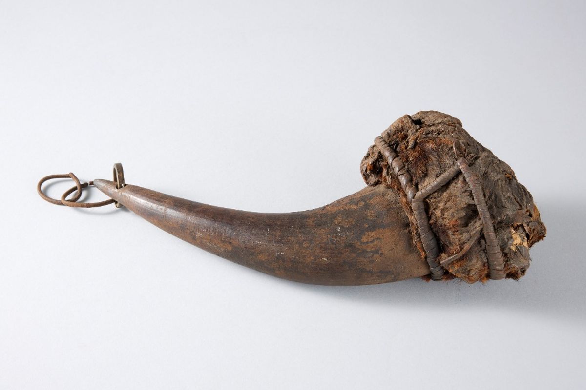A horn filled with medicines from Sackbayémé, Littoral, Cameroon, given to the Museum der Kulturen Basel in 1914 by the missionary Paul Rudolf Scheibler Photo: MKB, Corinne Kramer 2025.