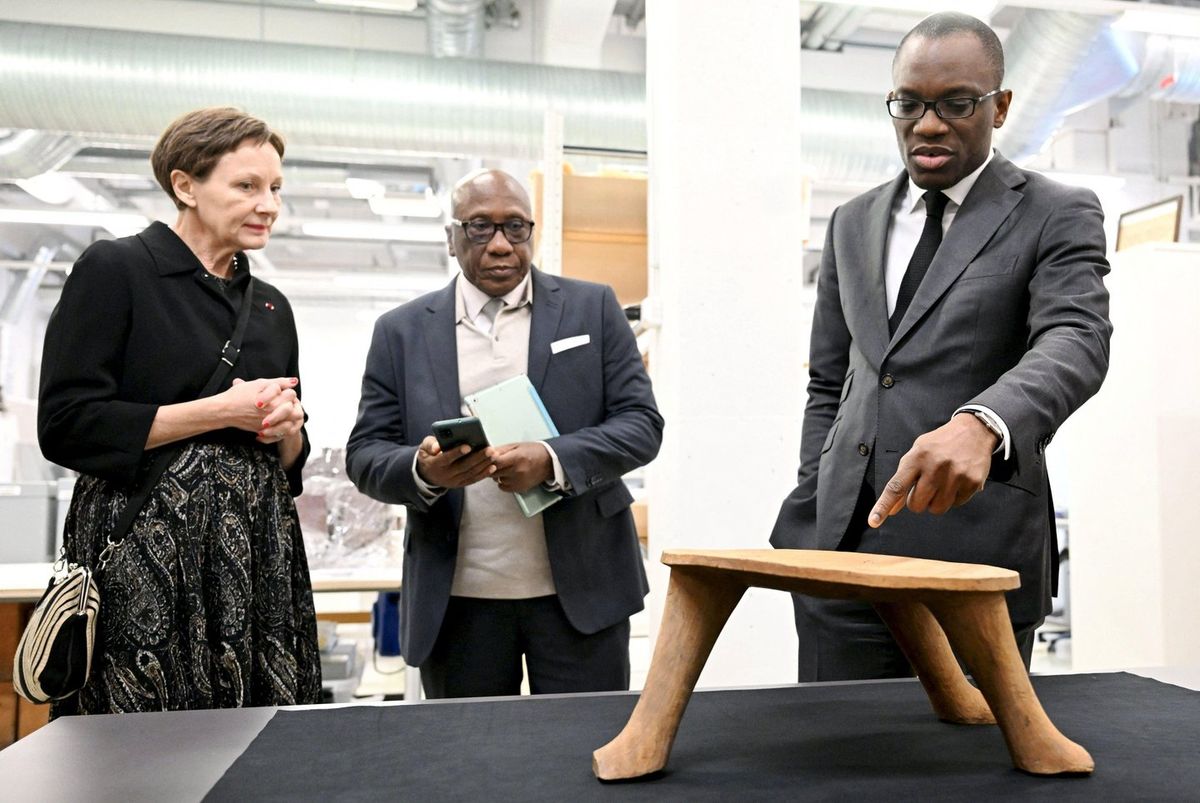 From left: Elina Anttila, the director general of the the Finland National Museum; Olushegun Adjadi Bakari, Benin's minister of foreign affairs, and Alain Godonou, the director of the Benin’s Museums programmes, view a kataklè. The object was returned to Benin in 2024

Photo: Jussi Nukari/Lehtikuva/Sipa USA