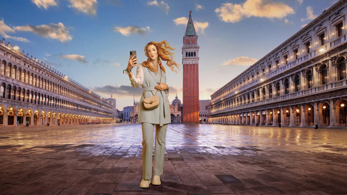 The campaign sees Botticelli's Venus taking selfies in front of Italian landmarks 