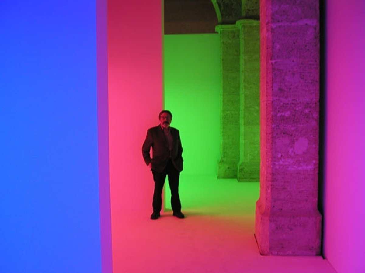 Carlos Cruz-Diez inside the work Chromosaturation, when it was on show at the exhibition De lo Participativo a lo Interactivo: Otra Noción del Color at L’Almodí exhibition hall in Valencia, Spain, in 2003 © Atelier Cruz-Diez Paris