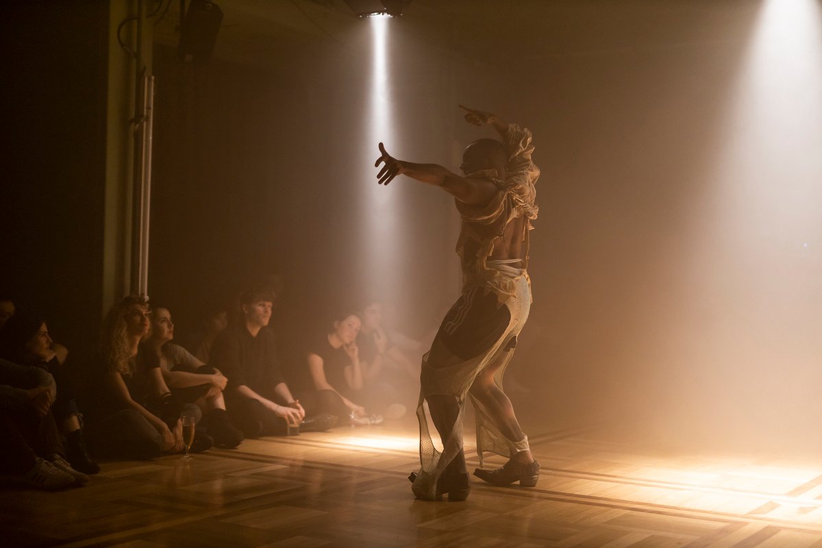 Paul Maheke, Melika Ngombe Kolongo (Nkisi) and Ariel Efraim Ashbel performing Sènsa (2019) at ASSEMBLE, Volksbühne, Berlin Photo: Frank Sperling