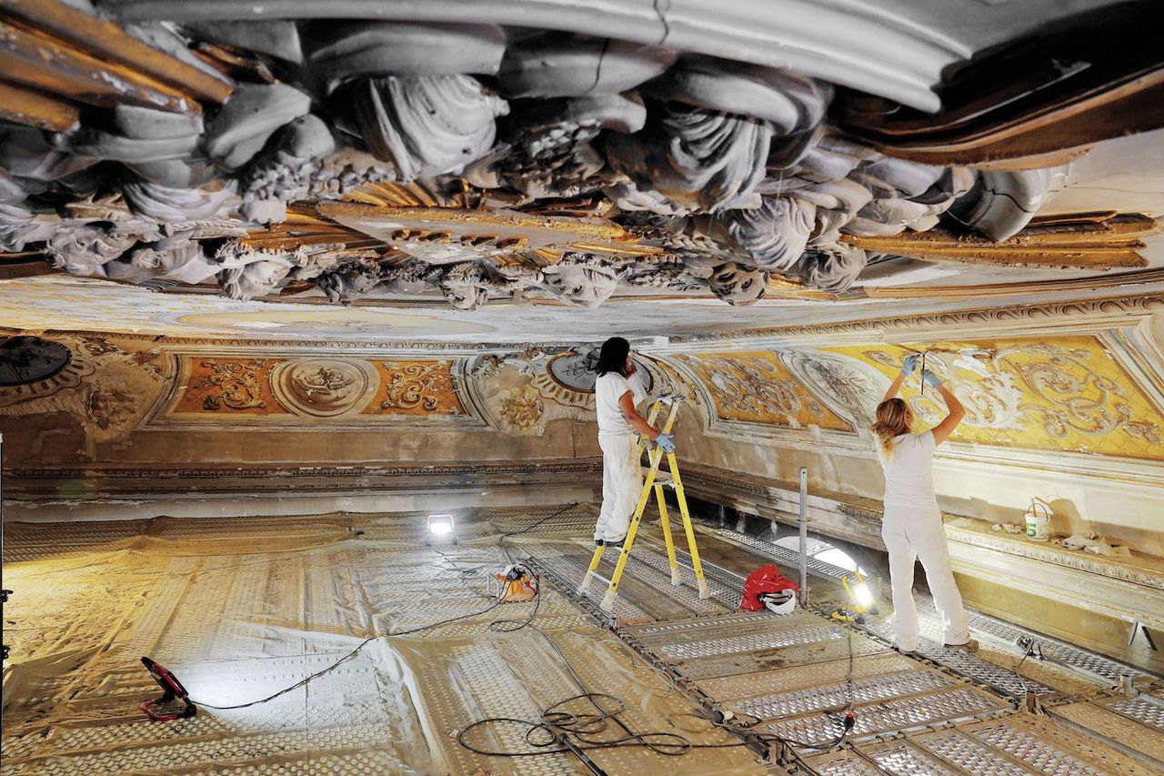 修复者使用海绵、棉花芽和海藻粘合剂修复了小教堂的天花板壁画，该小教堂将举办Vitrail城©Vitrail城