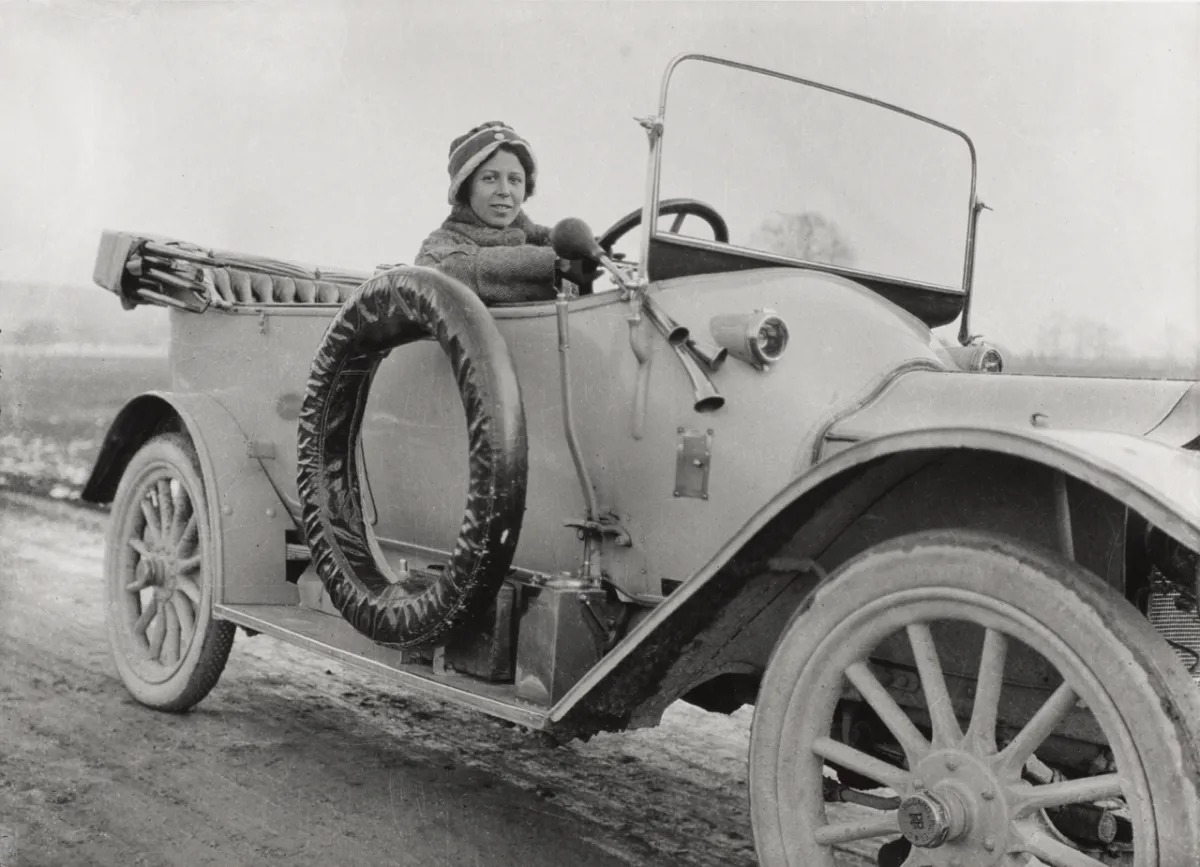 Gertrud Dübi-Müller at the wheel, in her Pic-Pic cabriolet car (1911)

© Gertrud Dübi-Müller/Fotostiftung Schweiz


