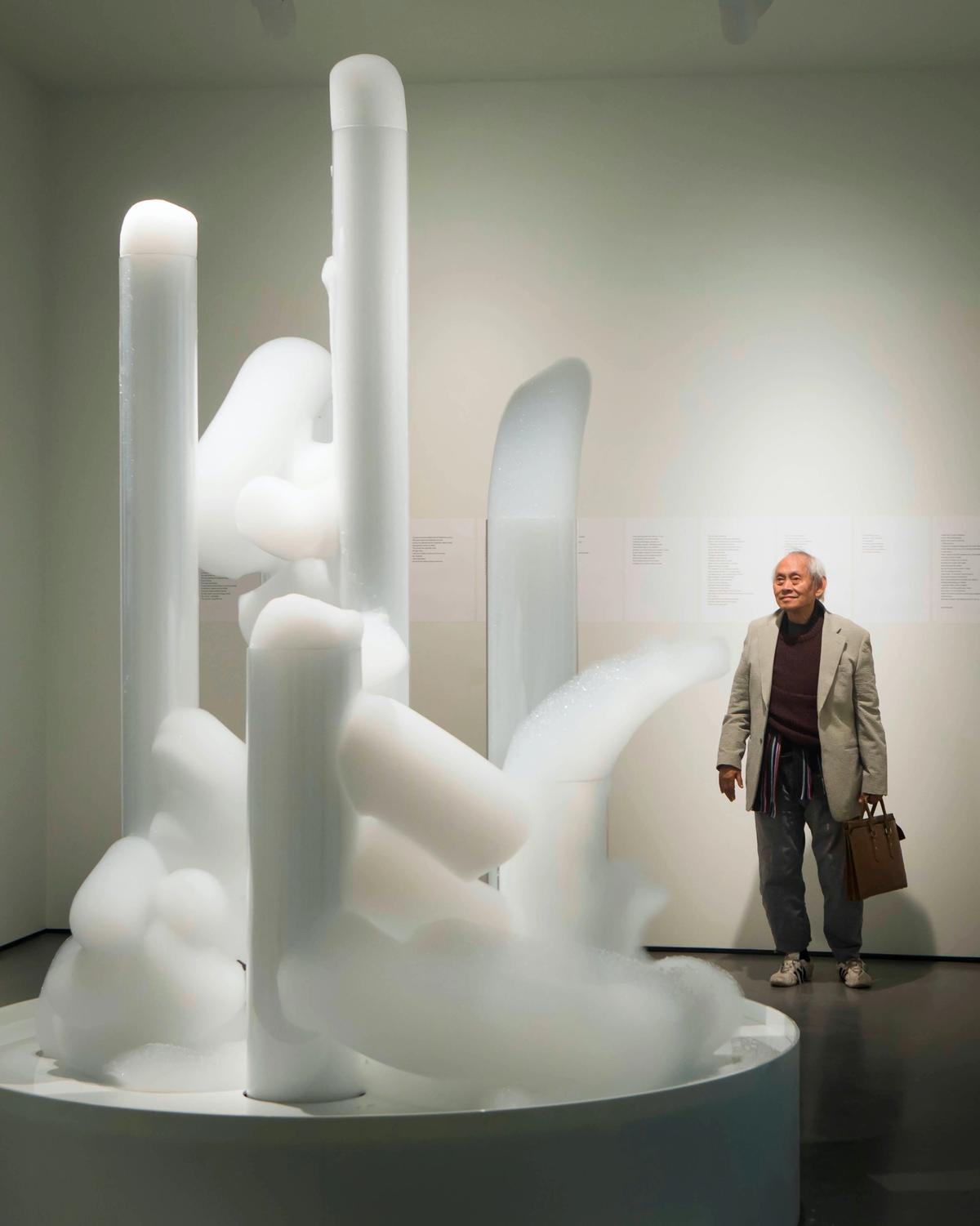 David Medalla with his work Cloud Canyons, part of the inaugural Hepworth Prize for Sculpture 2016 Alamy