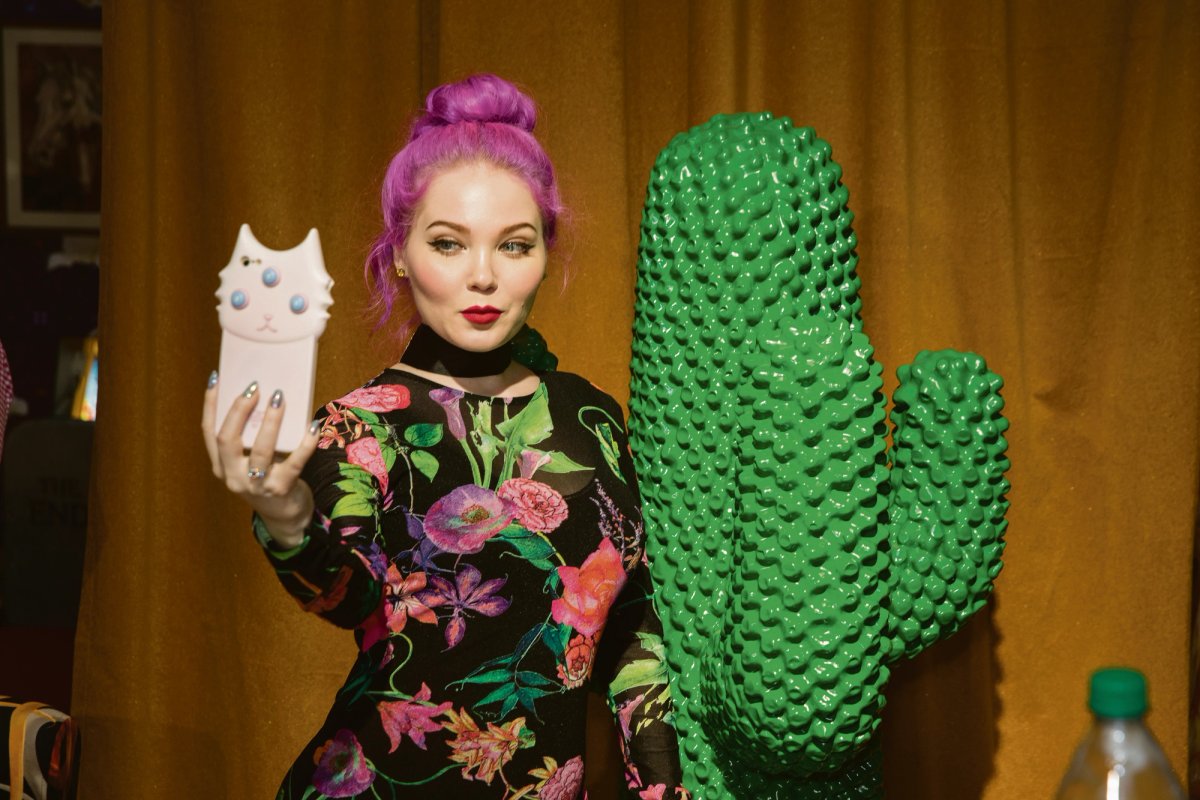 A visitor to Art Basel in Miami Beach snaps a selfie by the installation Maze of Quotes (2016) by Toiletpaper magazine, a collaboration between Maurizio Cattelan and Pierpaolo Ferrari, presented by the Fondation Beyeler © Martin Parr/Magnum Photos