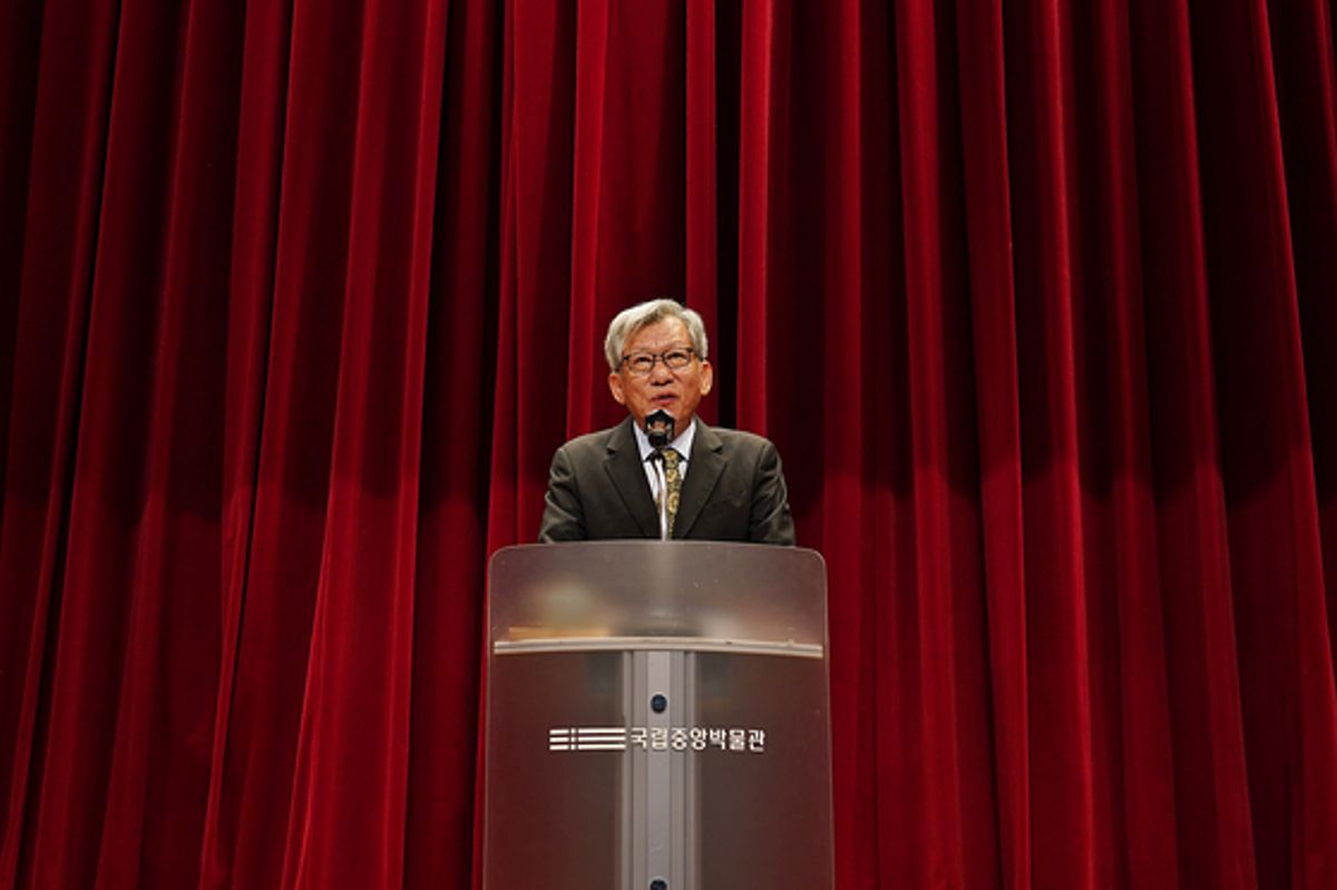 You Hong-jun is well known for his bestselling book series My Exploration of Cultural Heritage, started in 1993, and has also written children’s books about the museum he now directs

Courtesy of National Museum of Korea