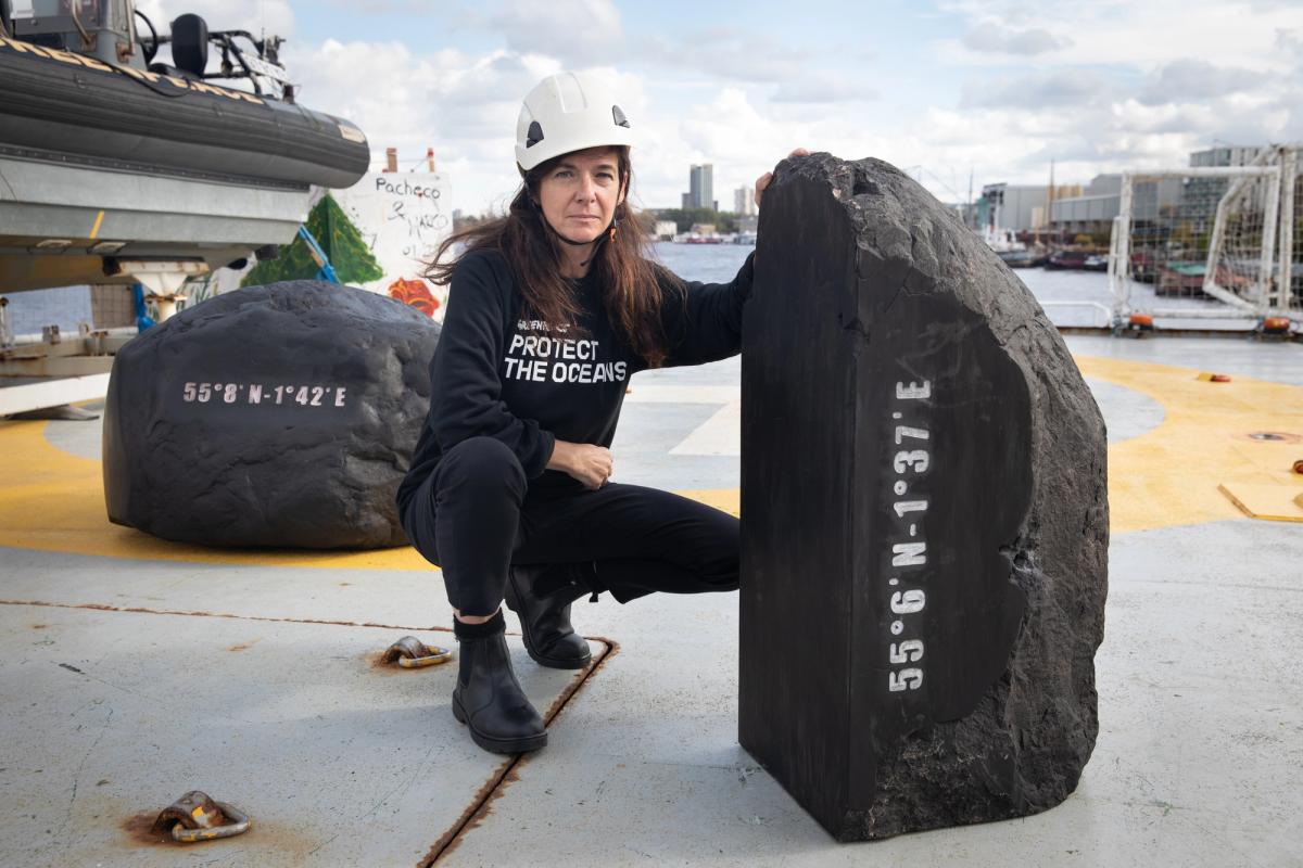 Fiona Banner poses with her sculptures Peanuts Full Stop (left) and Orator Full Stop while aboard the Greenpeace ship Esperanza, at Tower Bridge in London. © Suzanne Plunkett / Greenpeace