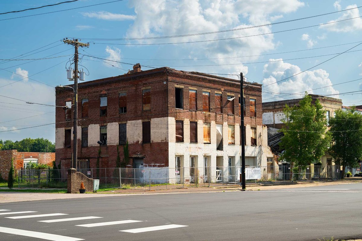 The dilapidated Edistone Hotel building has stood in Selma since 1855 © Jay Brittain