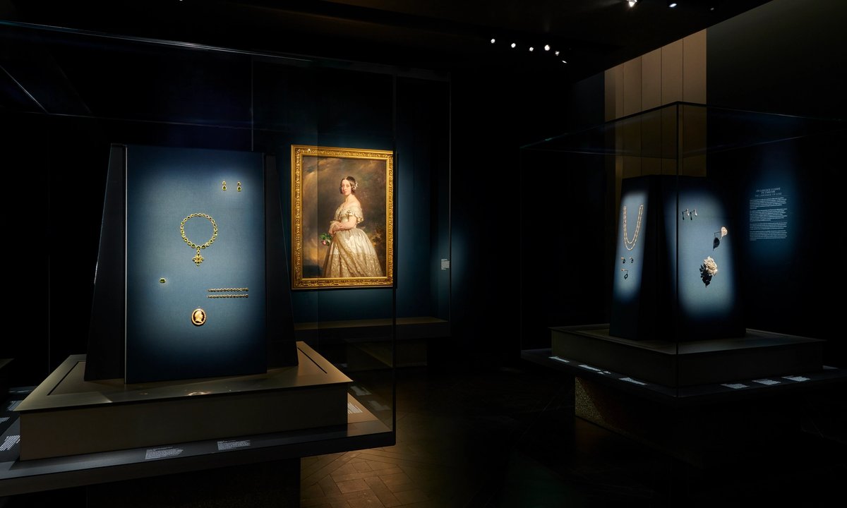 Paris exhibition presents exceptional jewels—but Louvre heist treasures missing from line up – The Art Newspaper