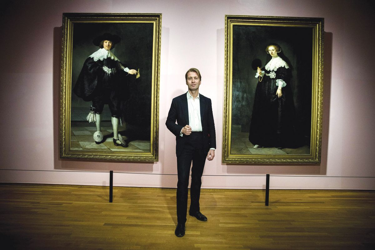 Dibbits with Rembrandt's 1634 paintings, Portrait of Maerten Soolmans and Portrait of Oopjen Coppit © Jerry Lampena/Getty Images