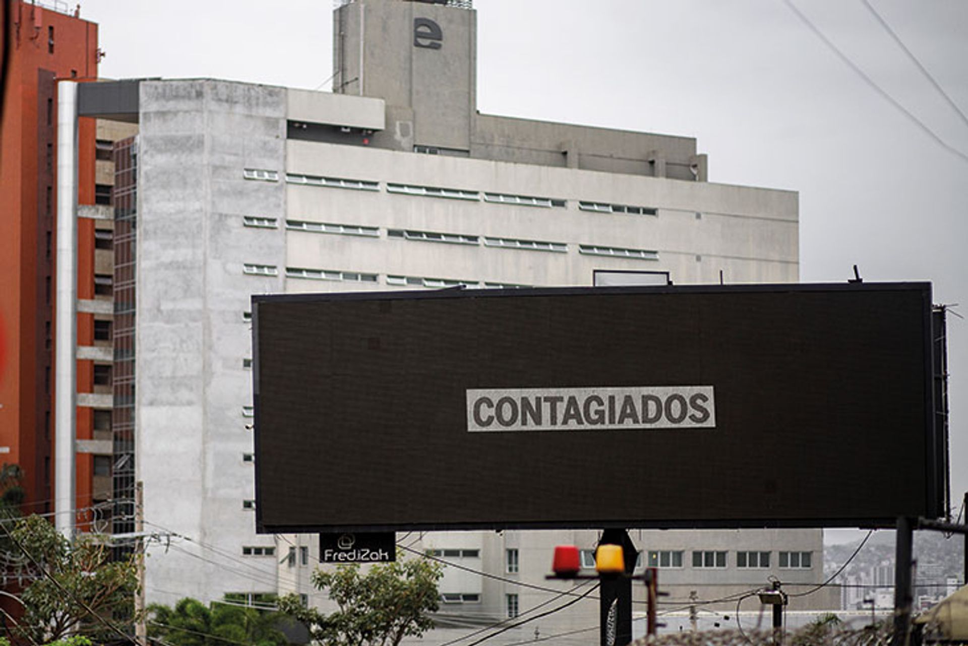 Marilá Dardot’s Primeira Página (first page, 2020) on an LED billboard in Belo Horizonte Courtesy of Instituto Inhotim