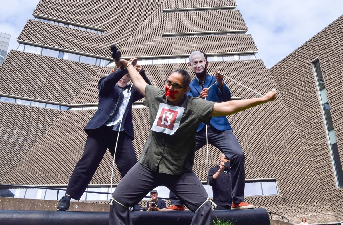 Protesters dressed as Blavatnik, Netanyahu and a gagged Channel 13 stage a puppet show
© Vuk Valcic/ZUMA Press, Inc./Alamy Live News