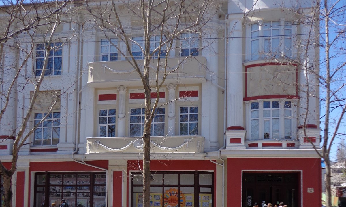 Russian forces reportedly stole valuable art from museums in Melitopol and Mariupol Russian forces reportedly stole valuable art from museums in Melitopol and Mariupol