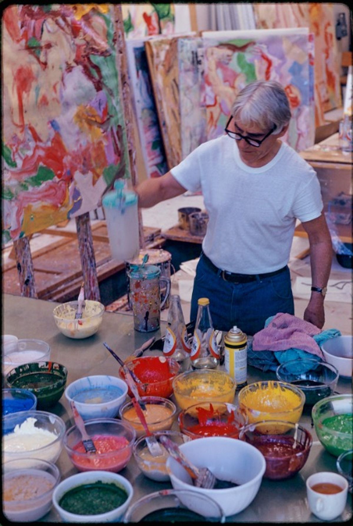 Willem de Kooning in his East Hampton Studio, New York ,1971
Photo: Dan Budnik; ©2023 The Estate of Dan Budnik. All Rights Reserved; Artwork © 2023 The Willem de Kooning Foundation, SIAE