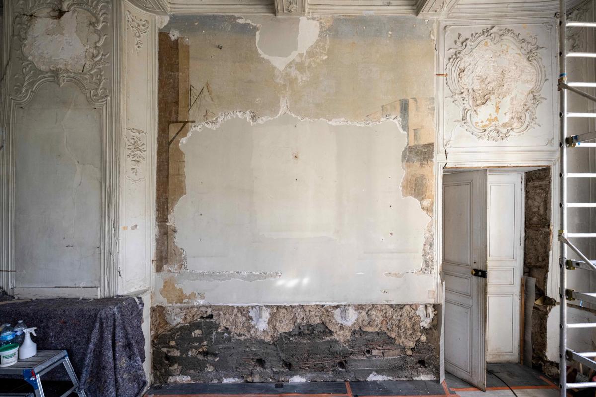 The mural depicts floating pennons, masts, a sky that stretches across the upper part of the wall, and architectural elements running along the sides
Photo: © Ville d'Aix-en-Provence / Philippe Biolatto