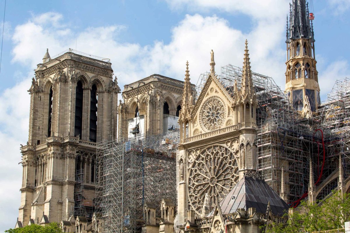 The southern rose of the cathedral, a 13th-century masterpiece, is revealed after its restoration
Photo: David Bordes; © Rebatir Notre-Dame de Paris