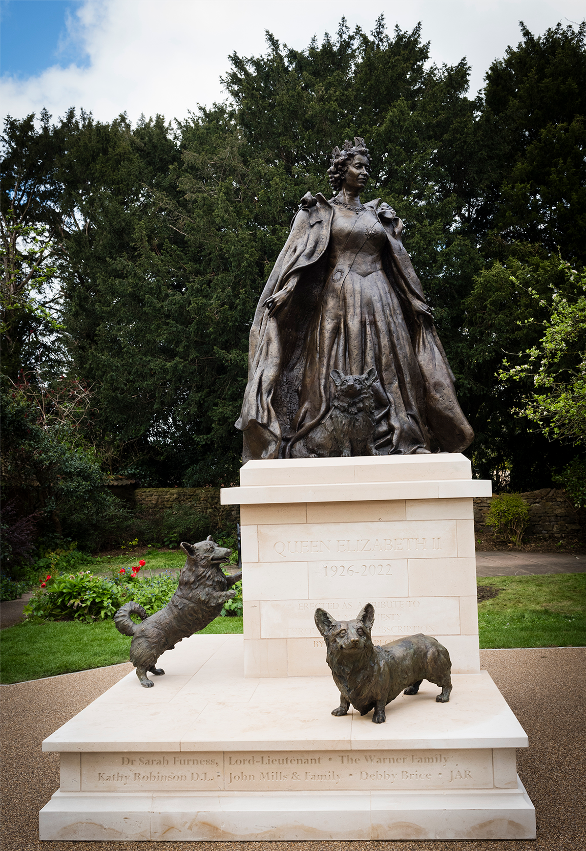 The memorial depicts the late monarch as a young mother surrounded by her beloved Corgi dogs

Elli Dean Photography