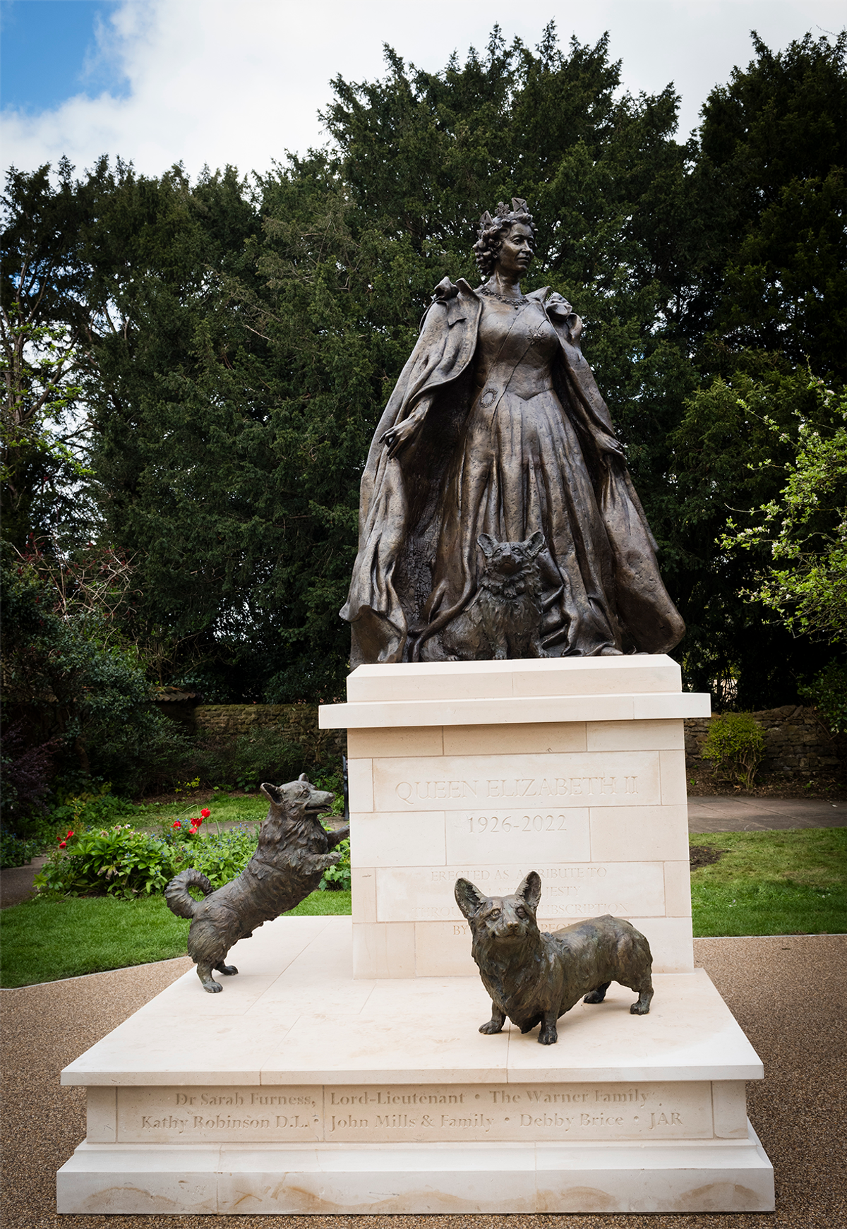 The memorial depicts the late monarch as a young mother surrounded by her beloved Corgi dogs
Elli Dean Photography