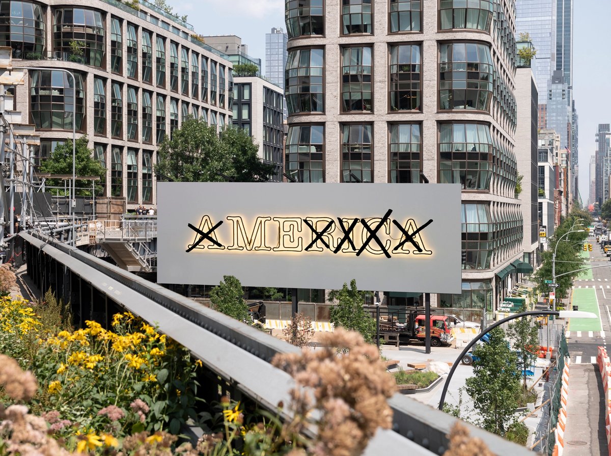 Rending of Glenn Ligon, Untitled (America/Me), 2022/2024, a High Line Billboard.
Courtesy the artist and the High Line