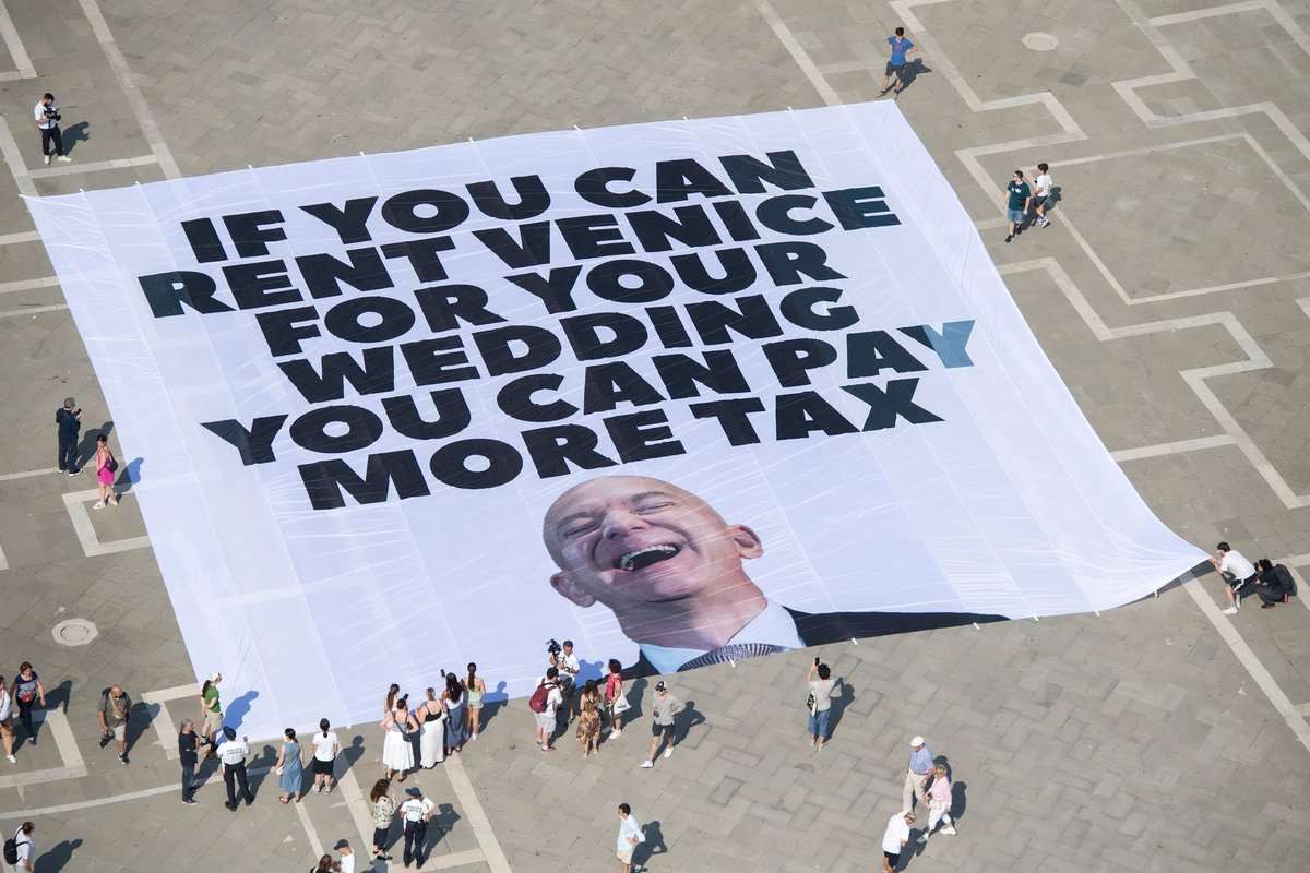 Activists from the UK action group Everyone hates Elon and Greenpeace Italy unfolded a giant banner reading “If you can rent Venice for your wedding, you can pay more tax” on Venice’s Piazza San Marco
© Greenpeace / Michele Lapini