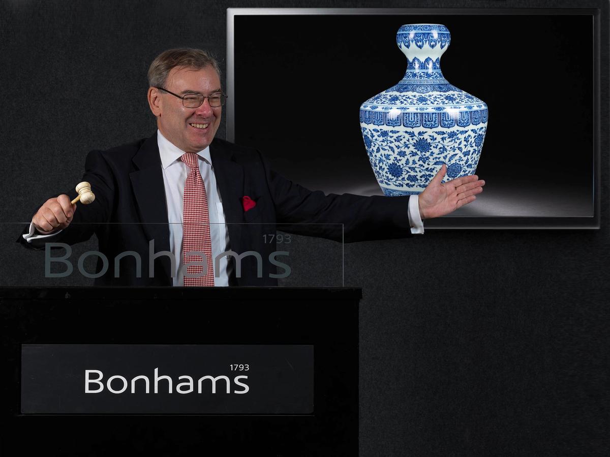 Colin Sheaf sells a £6.2m "garlic mouth" vase in Hong Kong
Photo: Bonhams