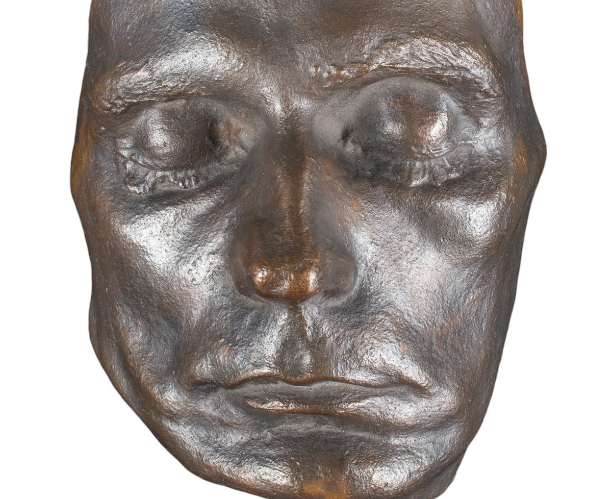 The mask is expected to fetch between £1,000 and £2,000
Image courtesy of Sloane Street Auctions