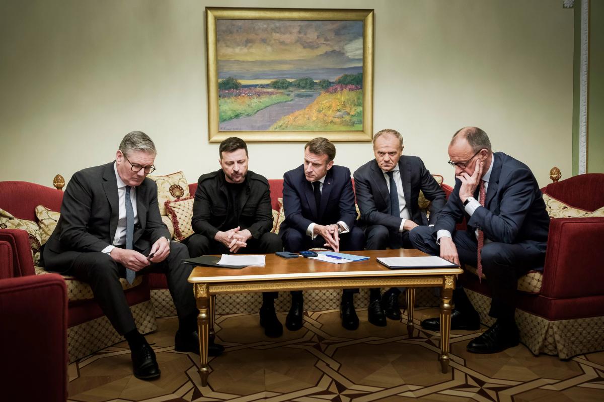 Federal Chancellor Friedrich Merz (right) during a telephone conversation with US President Donald Trump on the occasion of a meeting of the “coalition of the willing” in the Marienpalast, 2025
Photo: © Jesco Denzel
