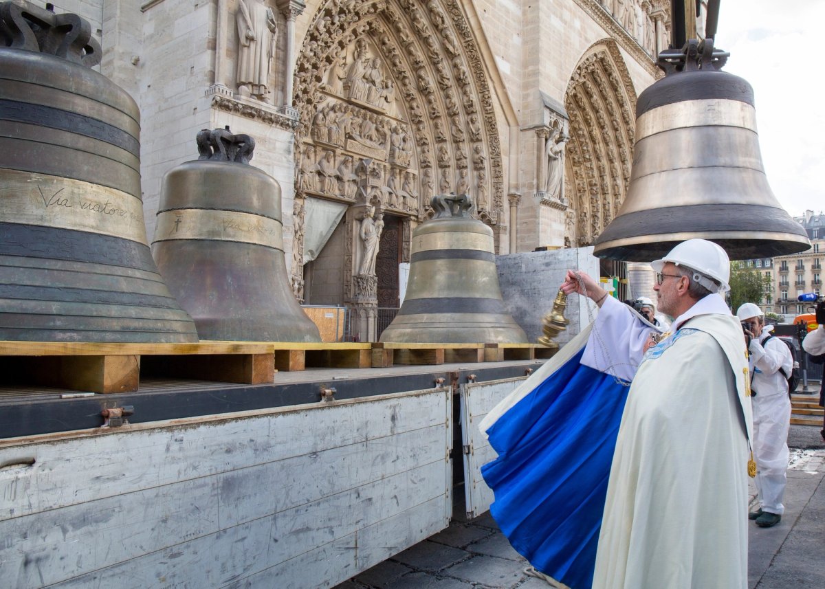 The rector of Notre-Dame, Olivier Ribadeau-Dumas,greeted the newly returned bells in a hard hat in September. The eight bells were designed by Virginie Bassetti and were cast in 2013 as part of the cathedral’s 850th anniversary celebrations Photo: David Bordes © Rebatir Notre-Dame de Paris