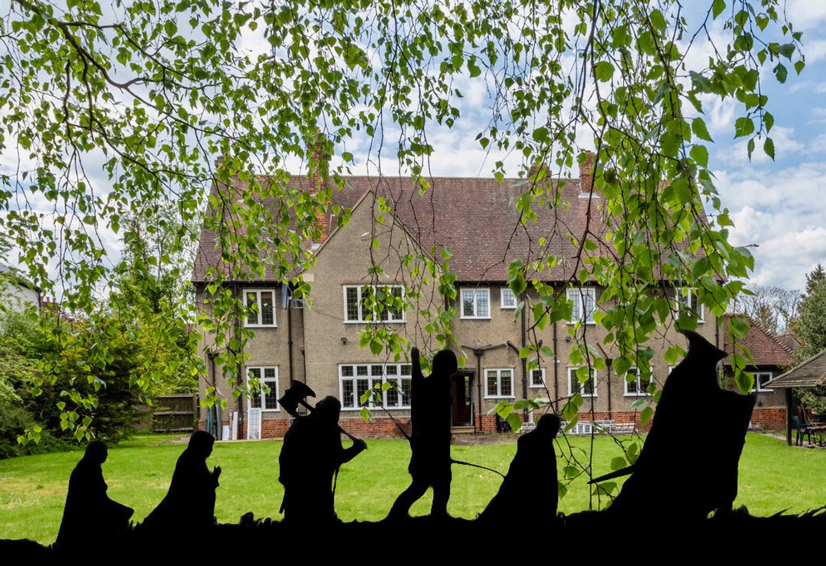 Tolkien lives at 20 Northmoor Road for 17 years
