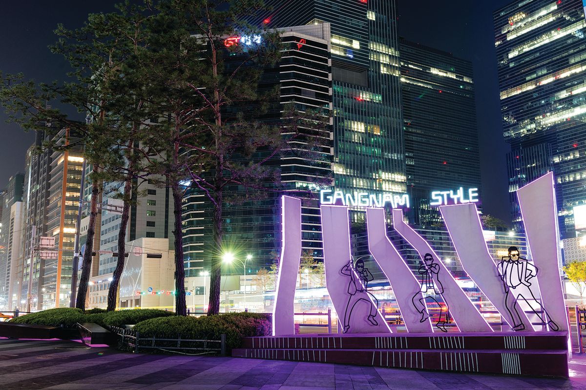 Pop art: a sculpture in Seoul celebrates the pop song Gangnam Style, which became an international hit in 2012. © Thomas LENNE/Alamy Stock Photo