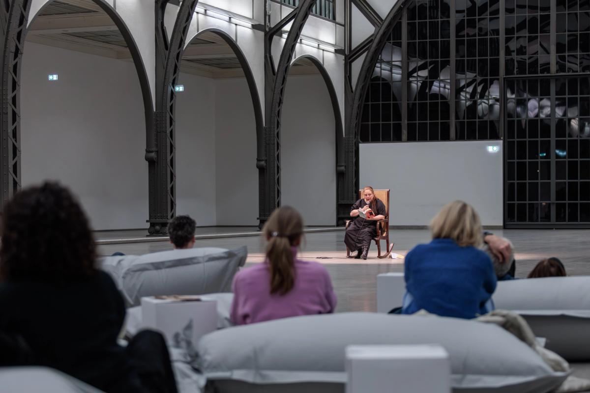 Tania Bruguera invited artists, activists and members of the public, read from Hannah Arendt’s The Origins of Totalitarianism
© Estudio Bruguera / Nationalgalerie – Staatliche Museen zu Berlin / Jacopo La Forgia