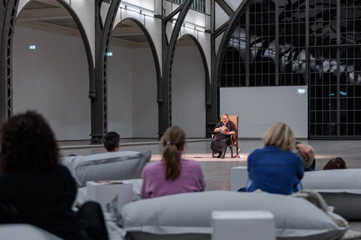 Tania Bruguera invited artists, activists and members of the public, read from Hannah Arendt’s The Origins of Totalitarianism
© Estudio Bruguera / Nationalgalerie – Staatliche Museen zu Berlin / Jacopo La Forgia