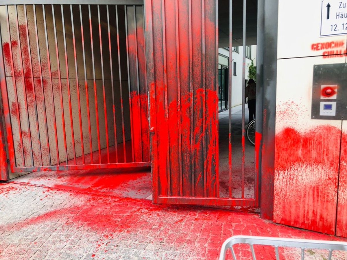 The gate to Joe Chialo’s house in Berlin after the incident
Photo: Twitter