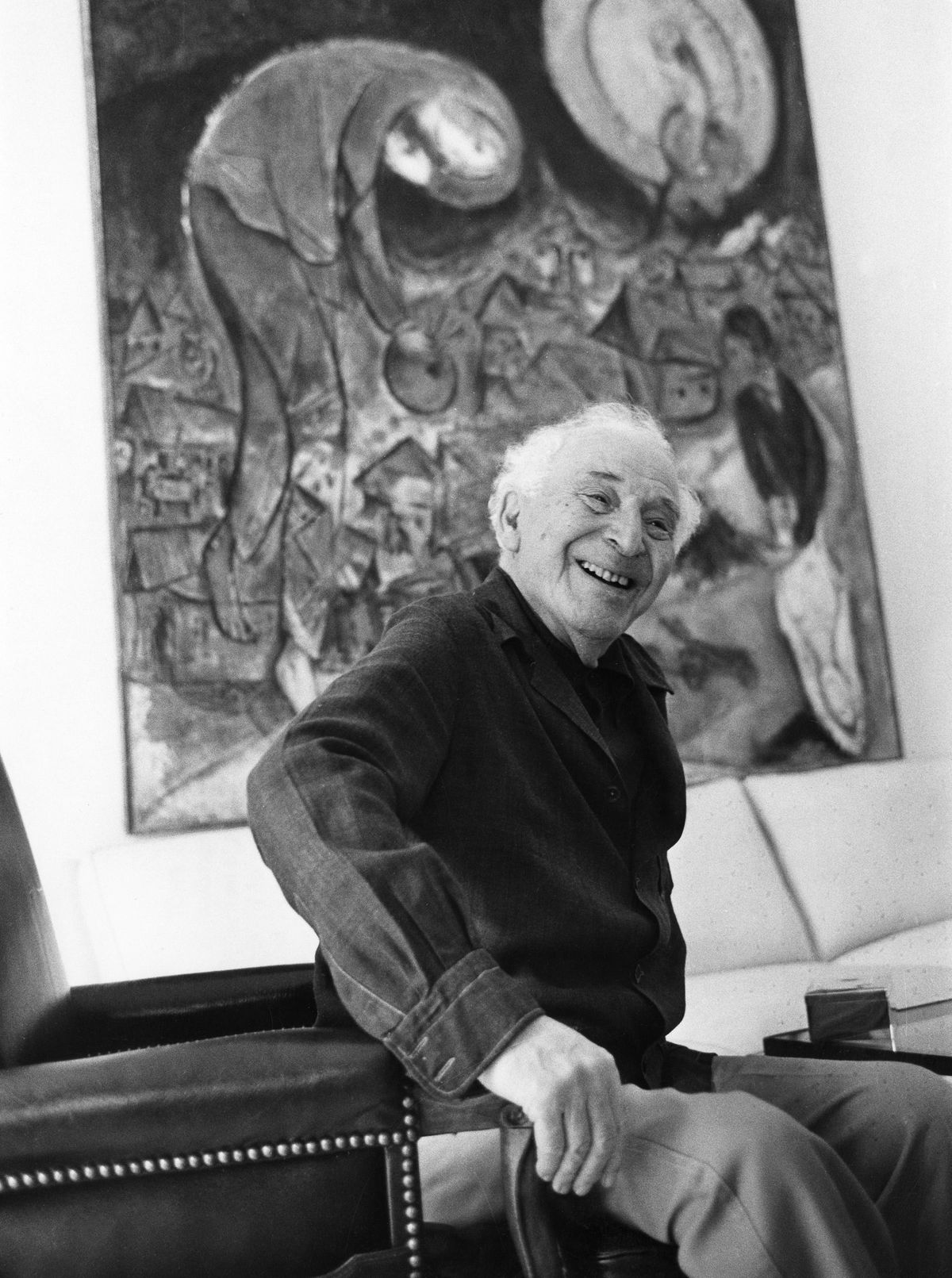 Marc Chagall in the living room of his home in Saint-Paul de Vence in France, 1977 Photo: Granger - Historical Picture Archive / Alamy Stock Photo