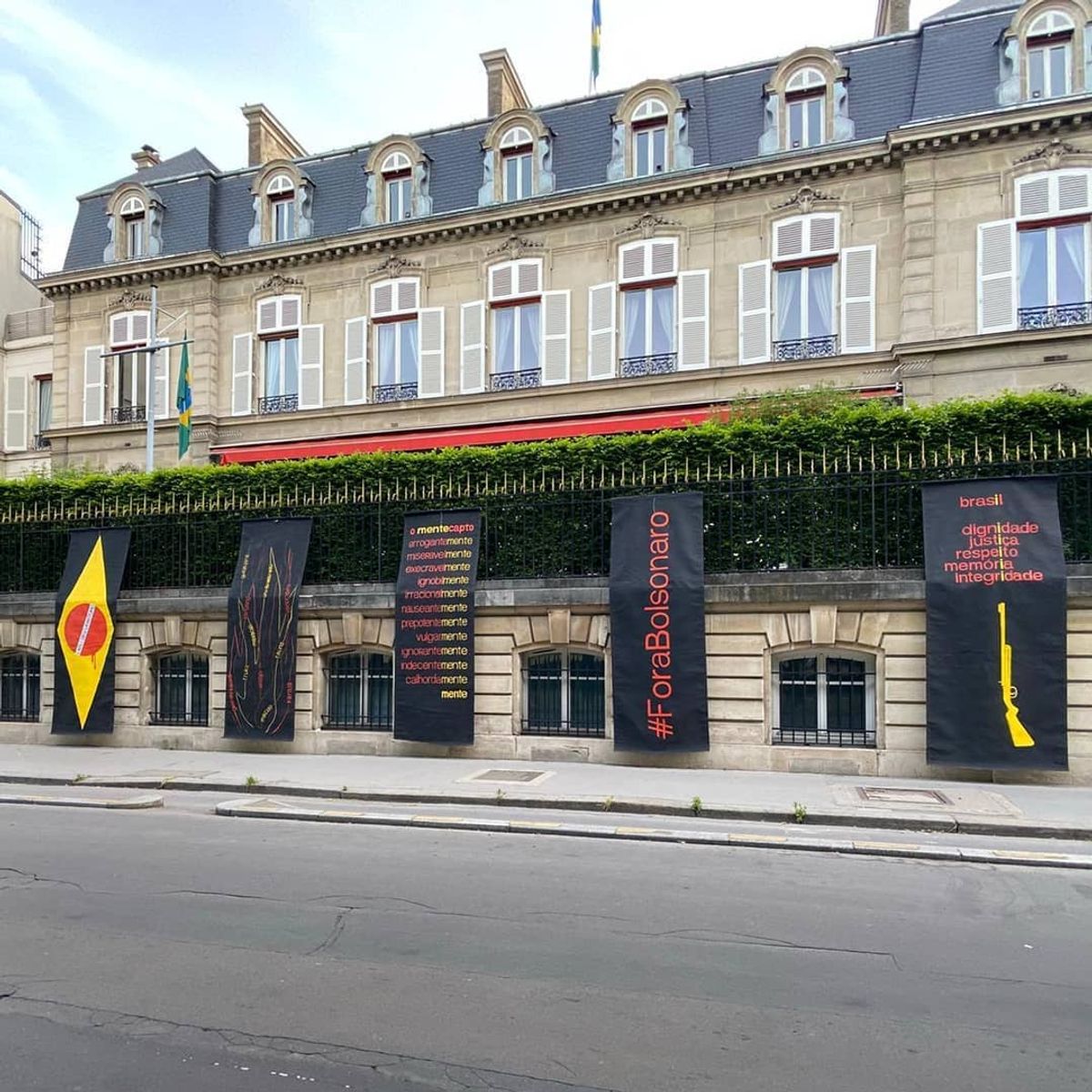 The Brazilian artist Julio Villani has hung six black cloths protesting Bolsonaro on the façade of the Brazilian Embassy in Paris Courtesy of the artist