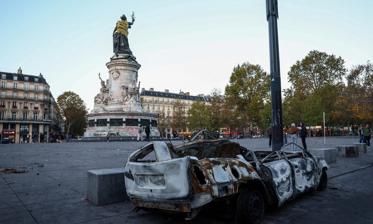 Image accompanying source report: Art-School Students Join France's 'Gilets Jeunes' Day of Action as Marianne Gets a Yellow Vest