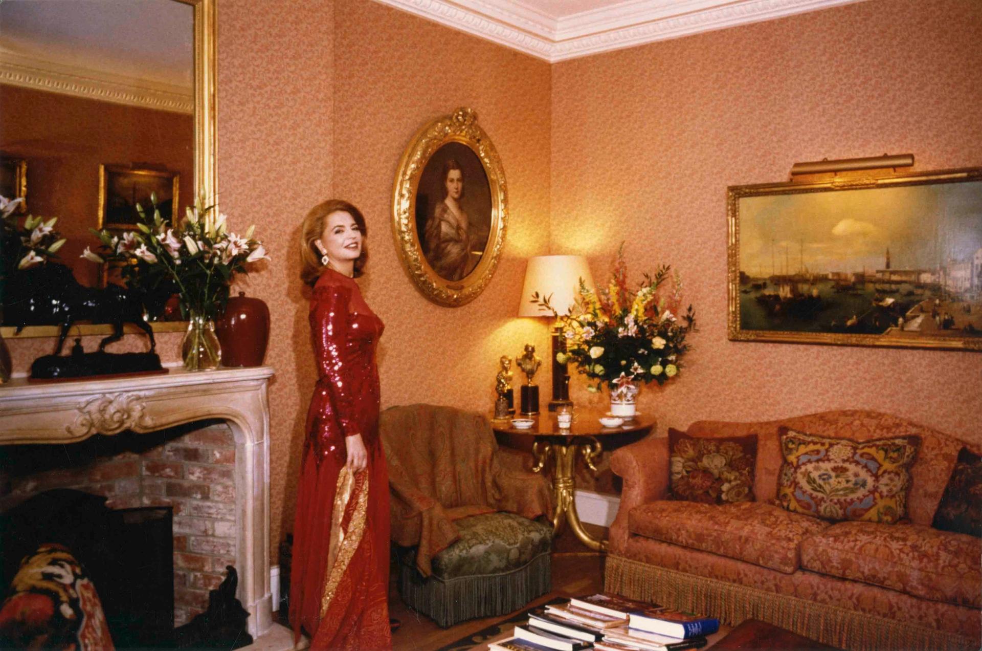 Ira von Fürstenberg in her Mayfair house (1980s) © 2019 Princess Ira von Fürstenberg and Nicholas Foulkes