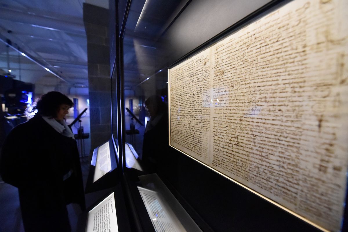 The Uffizi began negotiations to borrow the 72-page Codex Leicester (1504-08) from the Microsoft billionaire Bill Gates three years ago Photo: M. degl'Innocenti; courtesy of the Uffizi Galleries