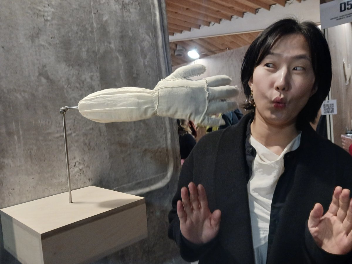 Jiwon Rhie slapping machine comprises a kinetic sculpture of a padded hand that swings around to smack you in the face
Photo: Scarlet Cheng
