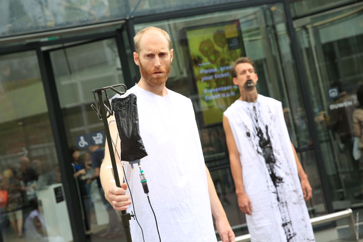 Protestors at the Van Gogh Museum © Laura Ponchel
