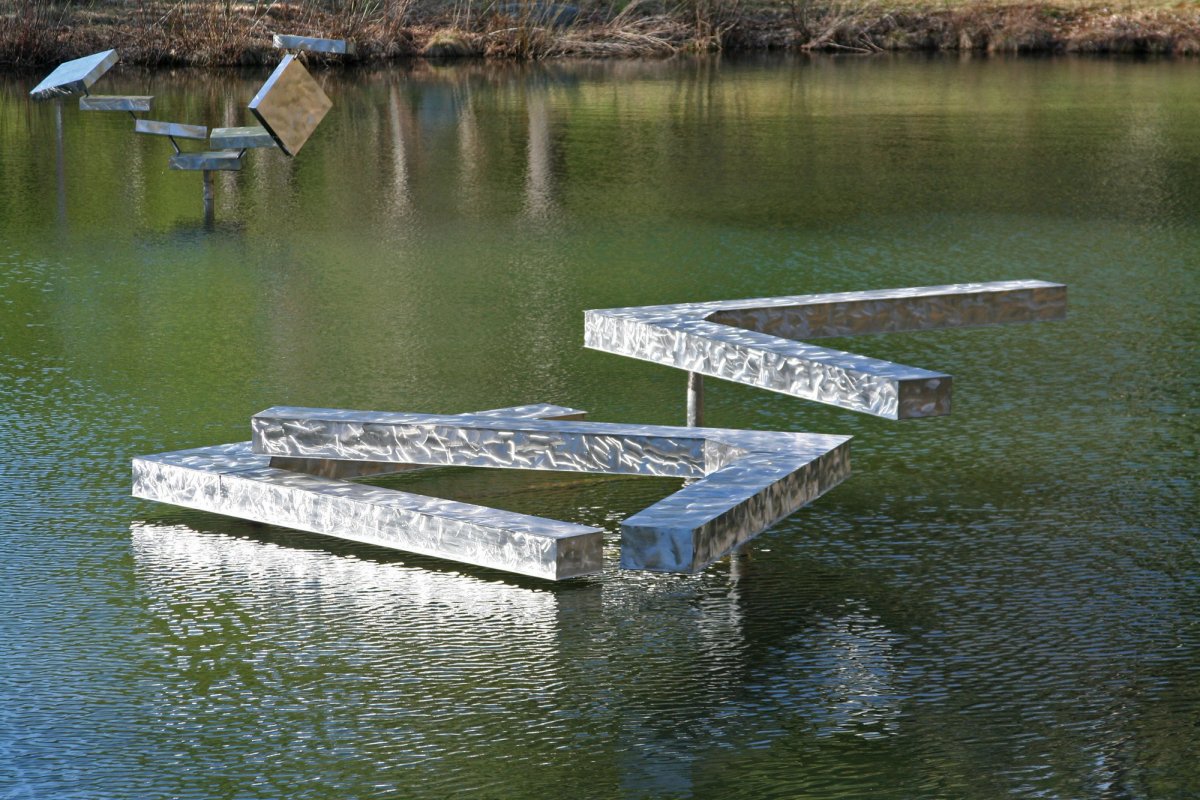 George Rickey, Three Right Angles Horizontal – IGA (Pond), 1983 Photo: Marc Zaref © George Rickey Foundation, Inc. and Estate of George Rickey, LLC / licensed by ARS, New York