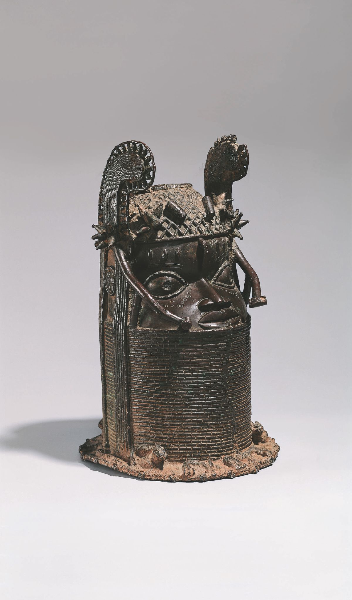 Commemorative Head of Oba Osemwende, Uhunmwu Elao, Royal Guild of
Bronze Casters at the Court of Benin, Nigeria, Kingdom of Benin, Edo,
(after 1848)
Rietberg Museum