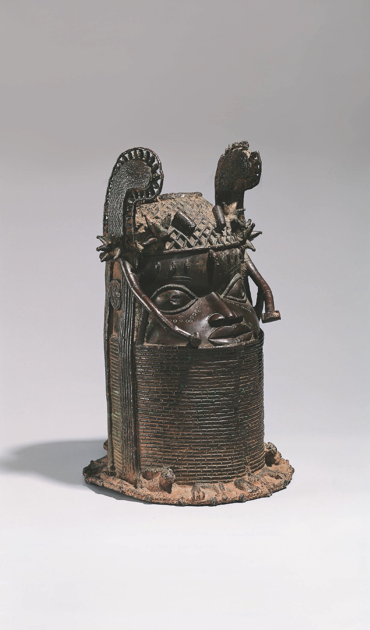 Commemorative Head of Oba Osemwende, Uhunmwu Elao, Royal Guild of
Bronze Casters at the Court of Benin, Nigeria, Kingdom of Benin, Edo,
(after 1848)
Rietberg Museum