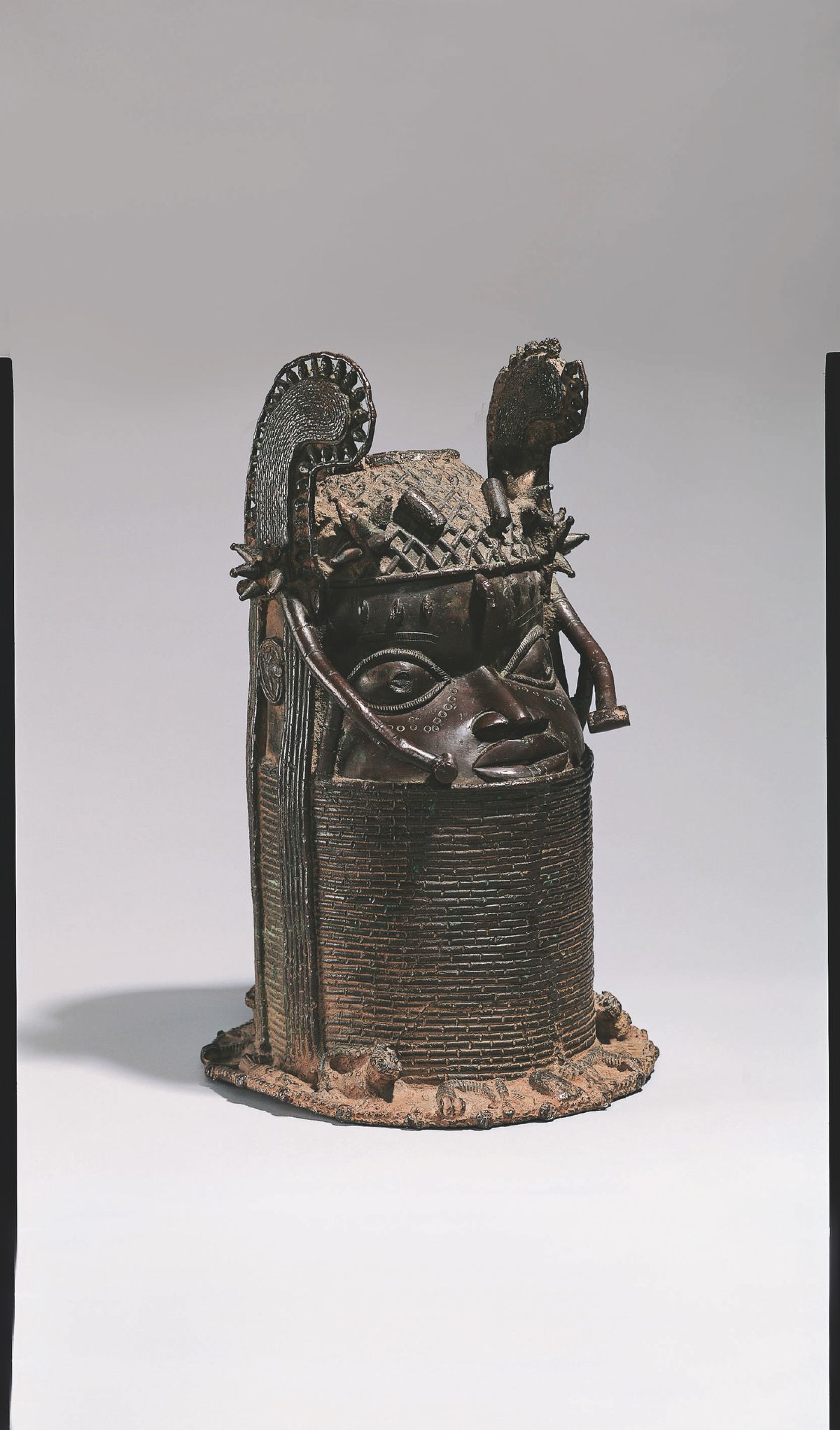 Commemorative Head of Oba Osemwende, Uhunmwu Elao, Royal Guild of
Bronze Casters at the Court of Benin, Nigeria, Kingdom of Benin, Edo,
(after 1848)
Rietberg Museum