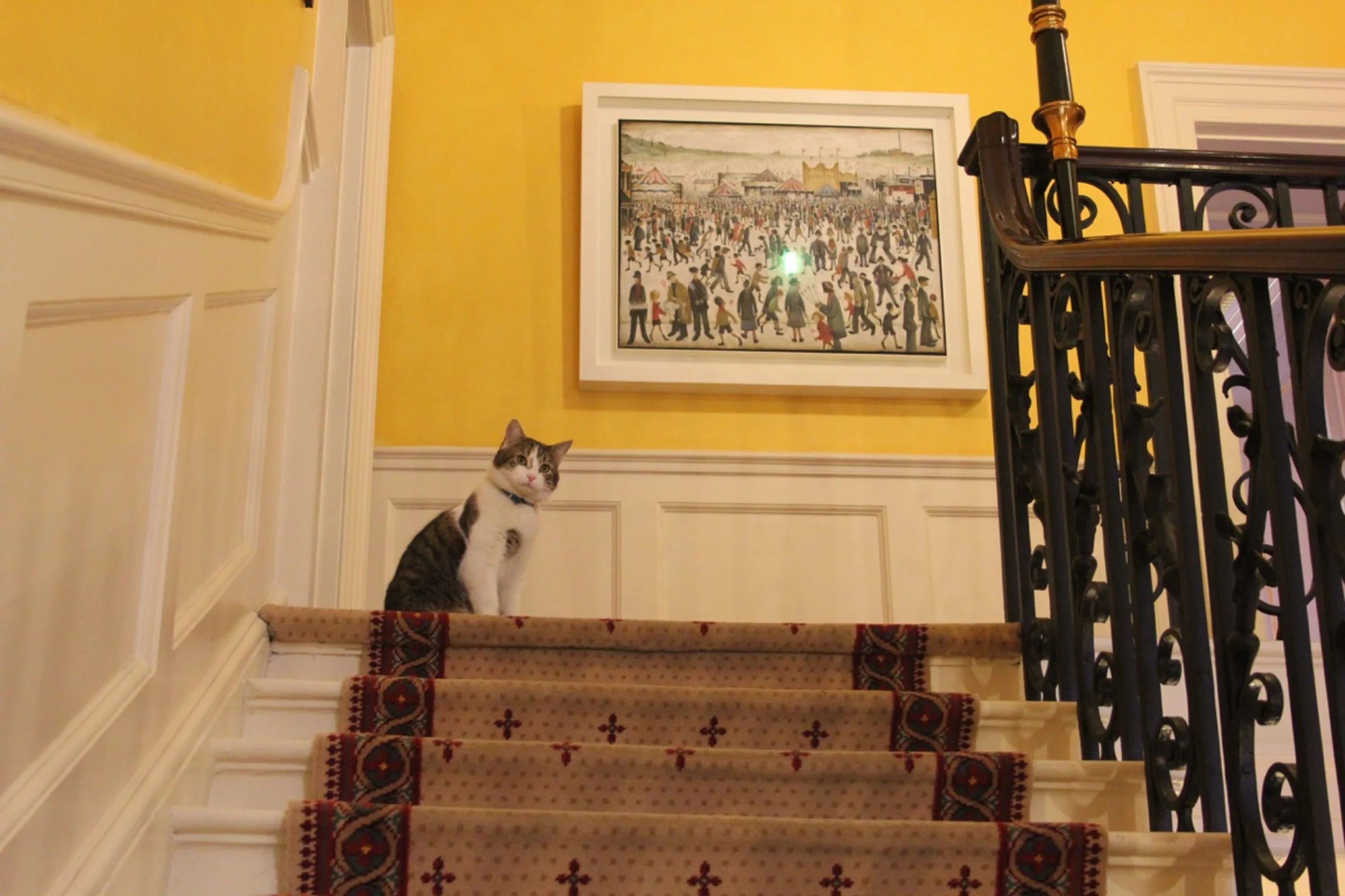 Larry the Cat in front of L.S. Lowry’s Lancashire Fair: Good Friday, Daisy Nook (1946)
Photo: 10 Downing Street / Flickr