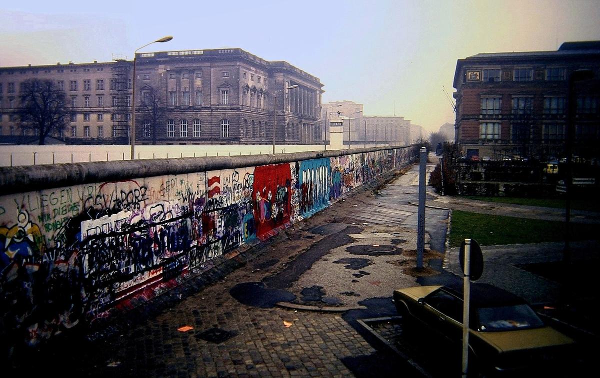 A section of the Berlin Wall at Niederkirchnerstrasse, Berlin-Mitte, in 1988 Roland Arhelger via Wikimedia