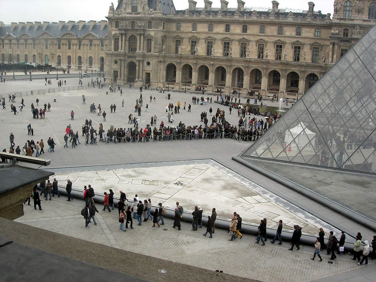 Queues form outside the Musée du Louvre in Paris © Flickr/Gideon